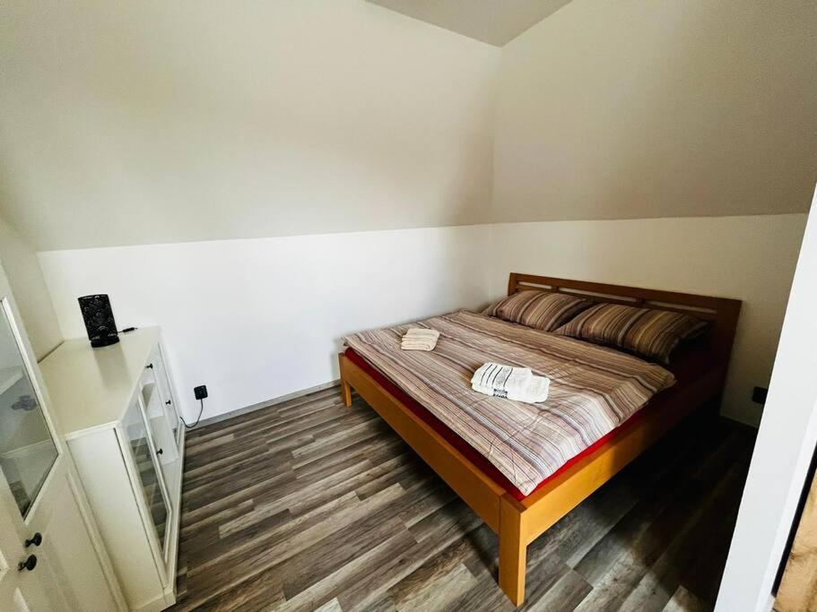 Prijemny Podkrovni Byt S Parkovanim Na Pozemku. Tršice Exterior foto