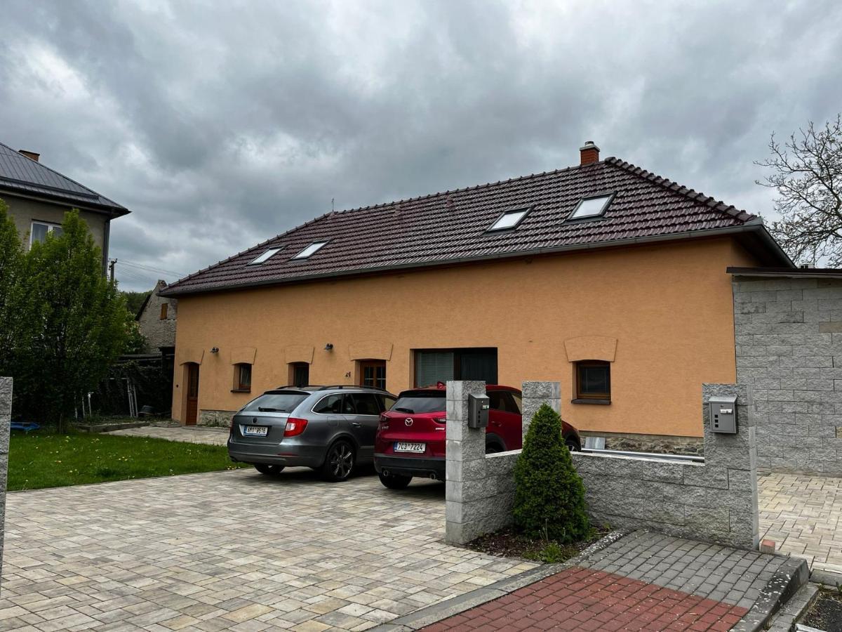 Prijemny Podkrovni Byt S Parkovanim Na Pozemku. Tršice Exterior foto